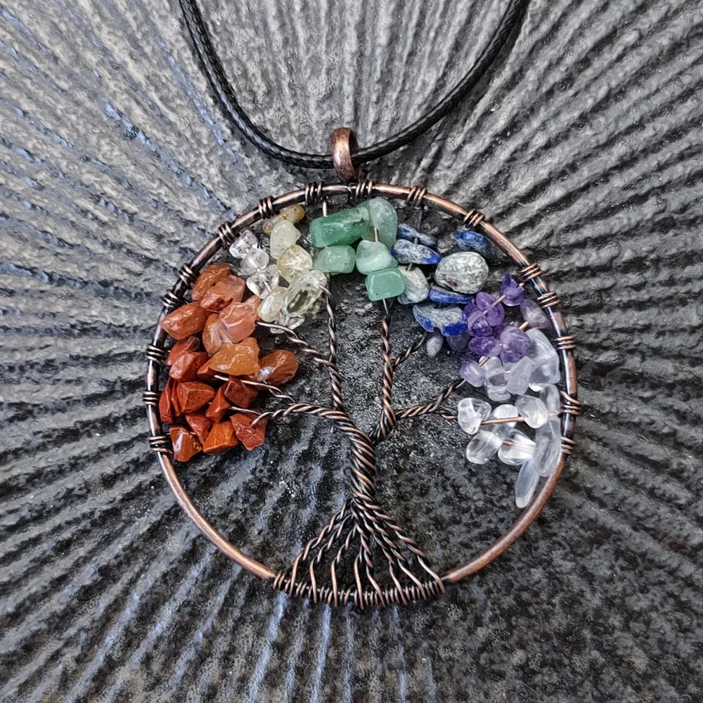 Juego de colgantes de piedra rugosa con adornos de los siete chakras