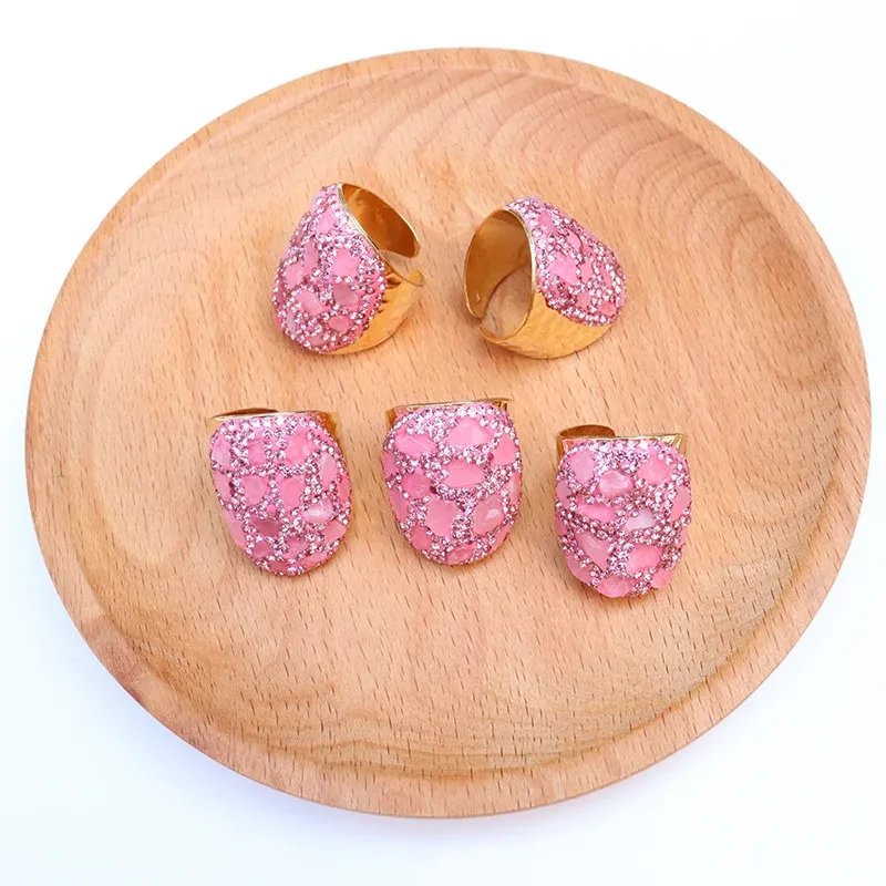 Anillo de mujer con piedra natural rosa de cristal irregular