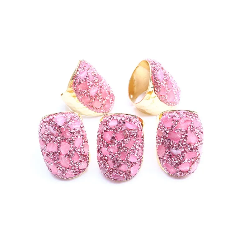 Anillo de mujer con piedra natural rosa de cristal irregular