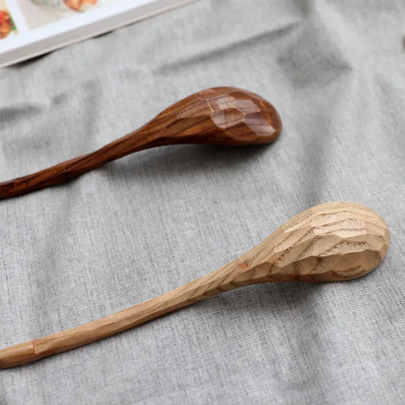 Vajilla creativa con cuchara curva de madera martillada