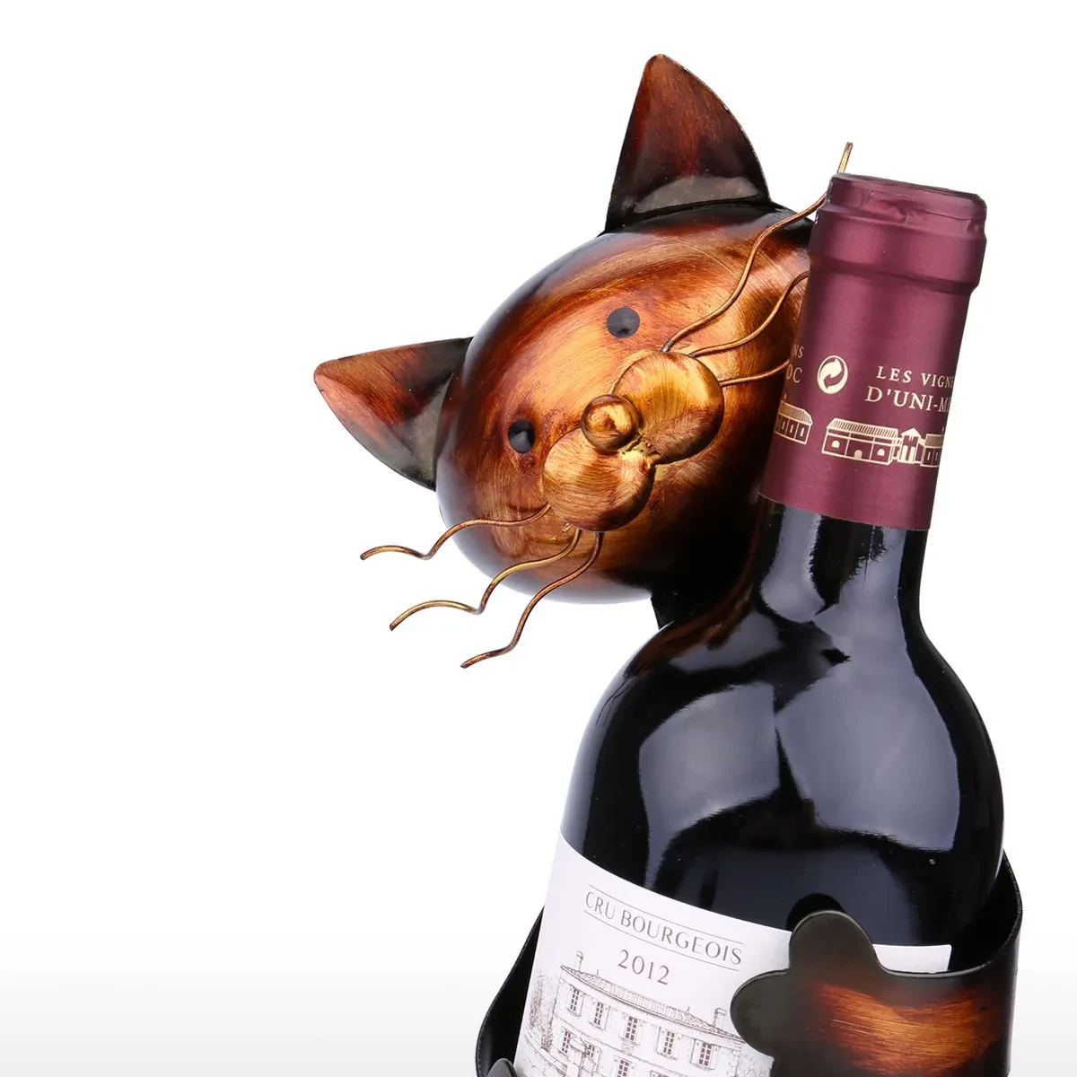 Gato creativo sosteniendo un botellero