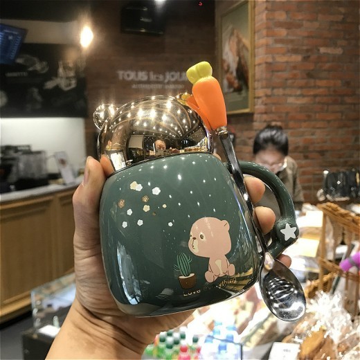 Taza de cerámica con forma de oso