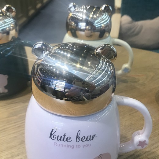 Taza de cerámica con forma de oso