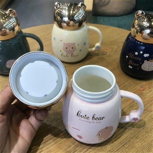Taza de cerámica con forma de oso