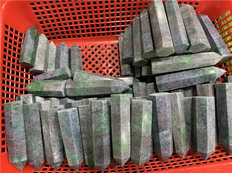 Artesanía con corte de piedra cruda, pulido y adornos de seis prismas