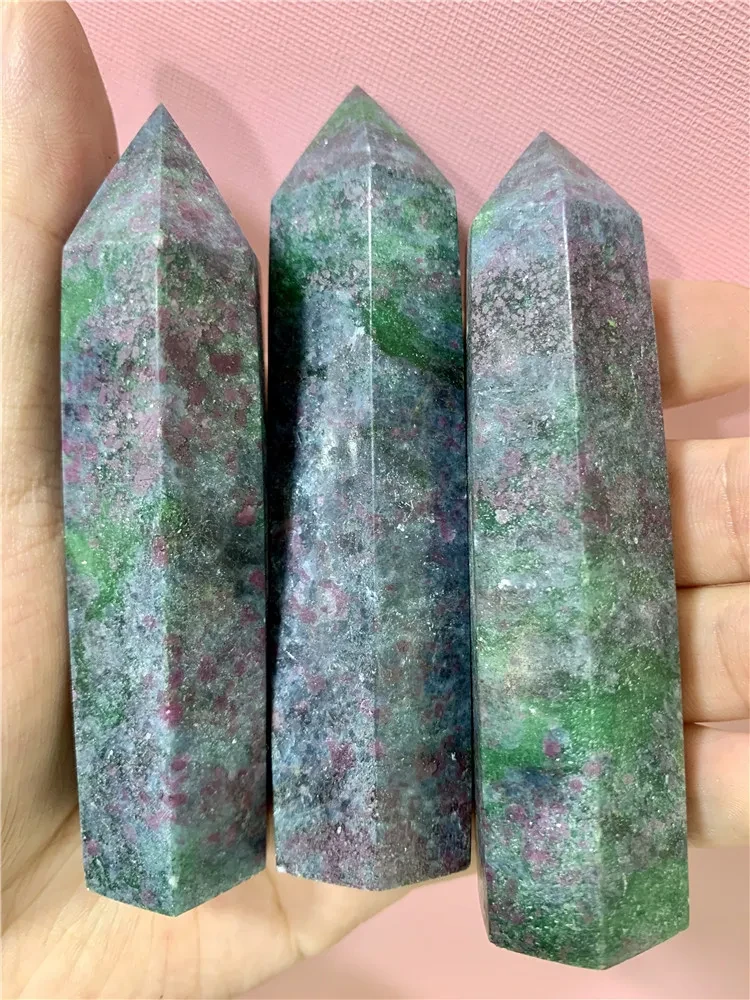 Artesanía con corte de piedra cruda, pulido y adornos de seis prismas