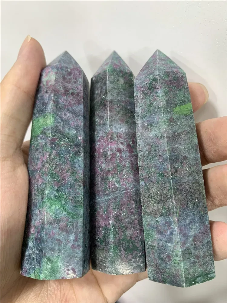 Artesanía con corte de piedra cruda, pulido y adornos de seis prismas