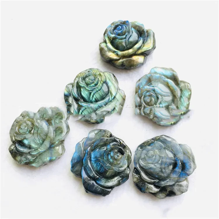 Artesanía decorativa con flores de cristal pulidas y talladas en piedra cruda
