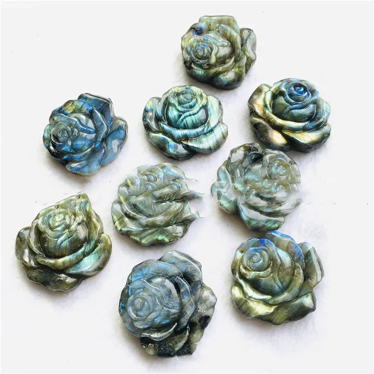 Artesanía decorativa con flores de cristal pulidas y talladas en piedra cruda