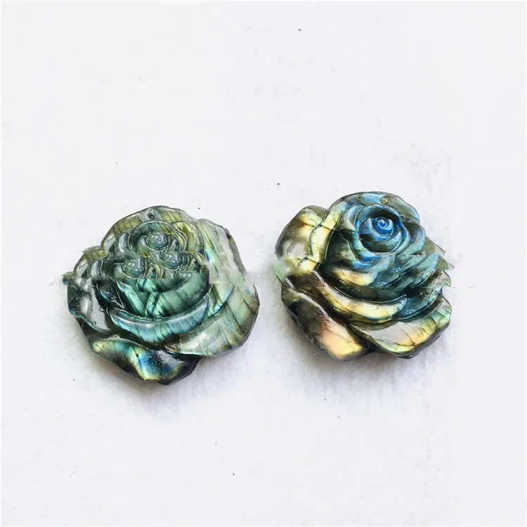 Artesanía decorativa con flores de cristal pulidas y talladas en piedra cruda