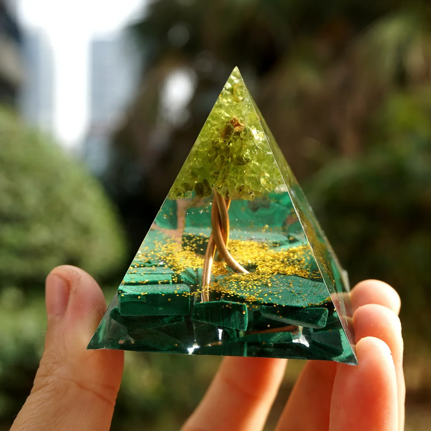 Pirámide de resina epoxi de cristal blanco de piedra triturada de cristal natural
