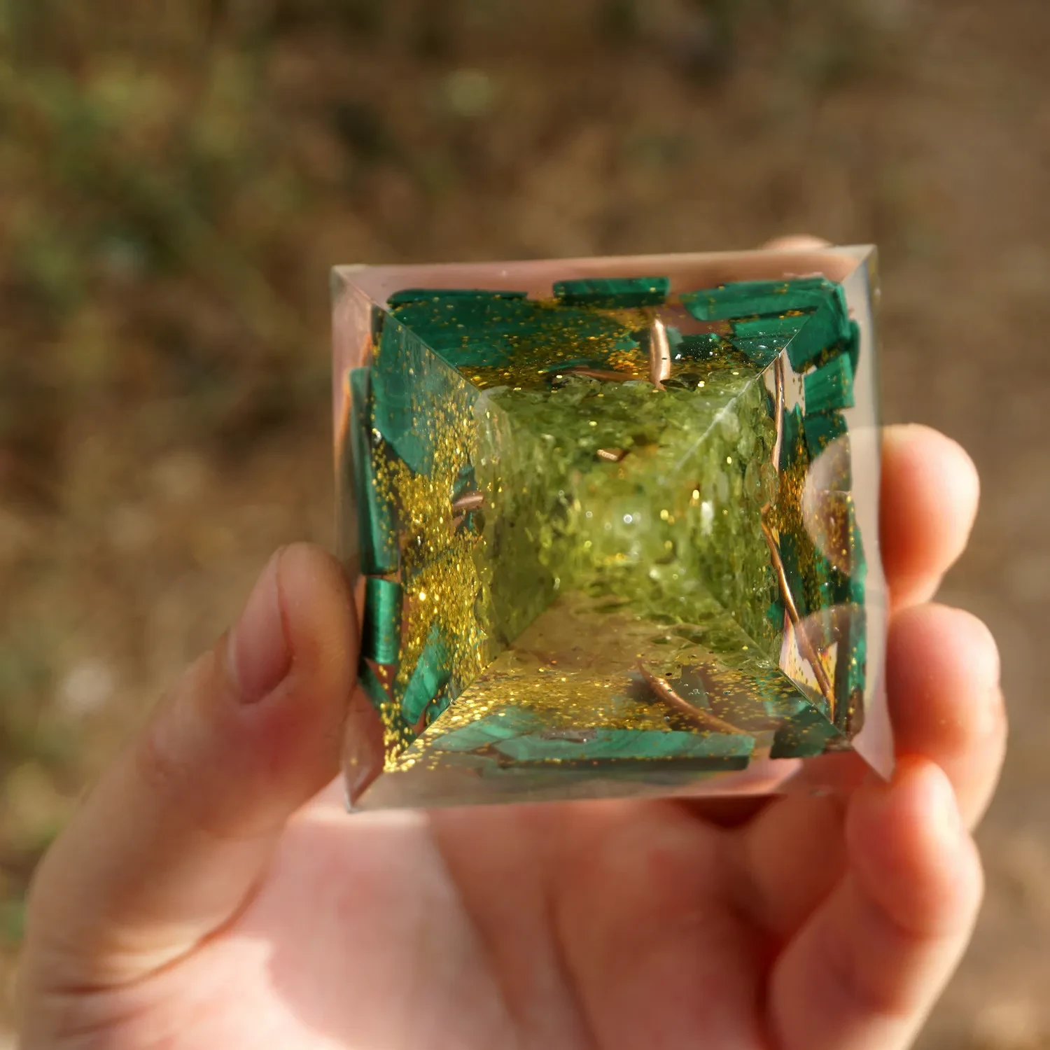 Pirámide de resina epoxi de cristal blanco de piedra triturada de cristal natural