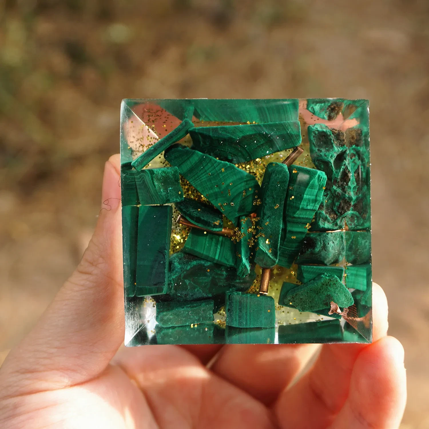 Pirámide de resina epoxi de cristal blanco de piedra triturada de cristal natural