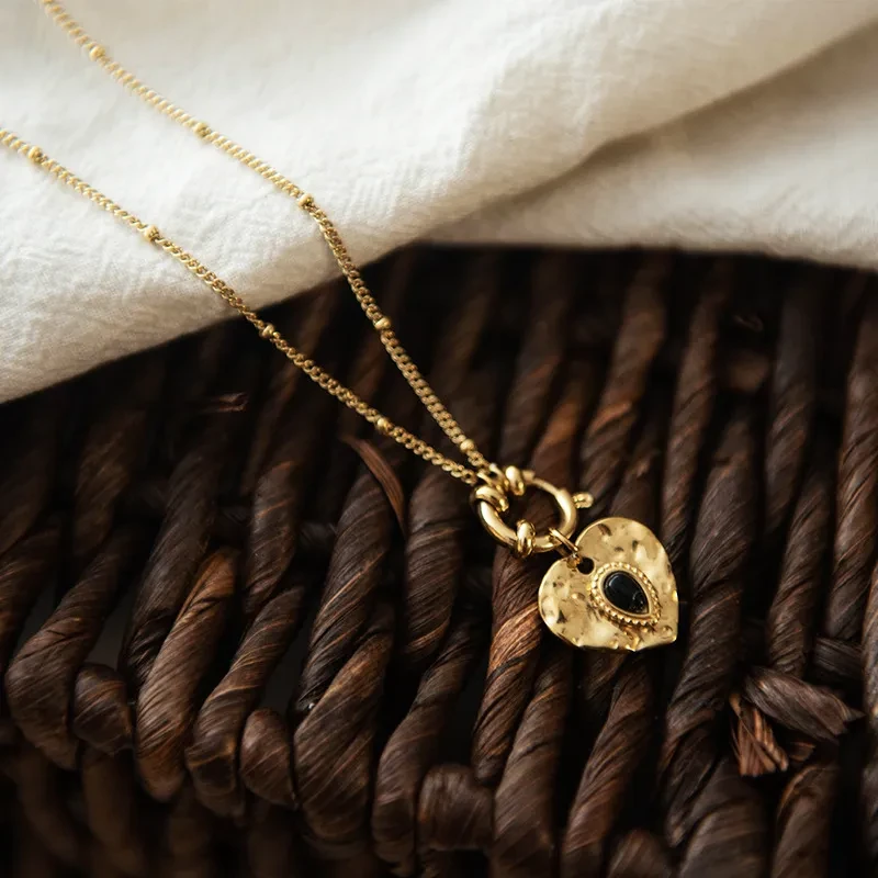 Collar de acero y titanio con corazón de melocotón y piedra natural, estilo francés.