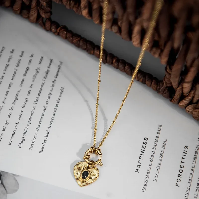 Collar de acero y titanio con corazón de melocotón y piedra natural, estilo francés.