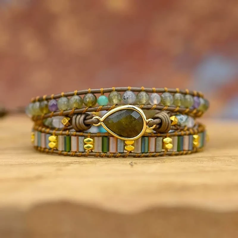Pulsera de cuero tejida a mano con piedra brillante en forma de gota