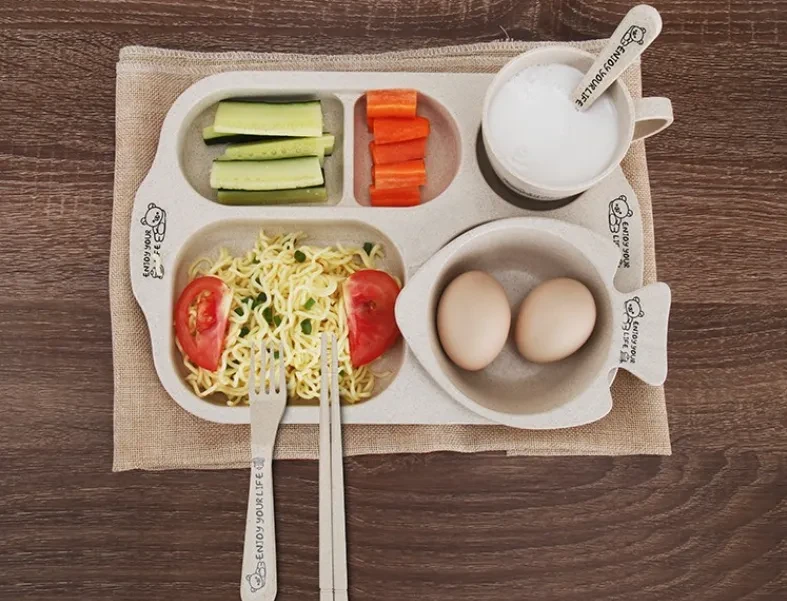 Plato de desayuno para niños en bandeja para el hogar