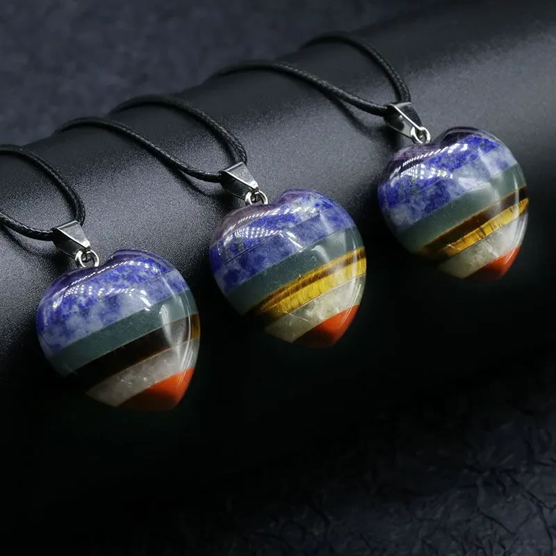 Colgante de amor con piedra de cristal natural de siete chakras.