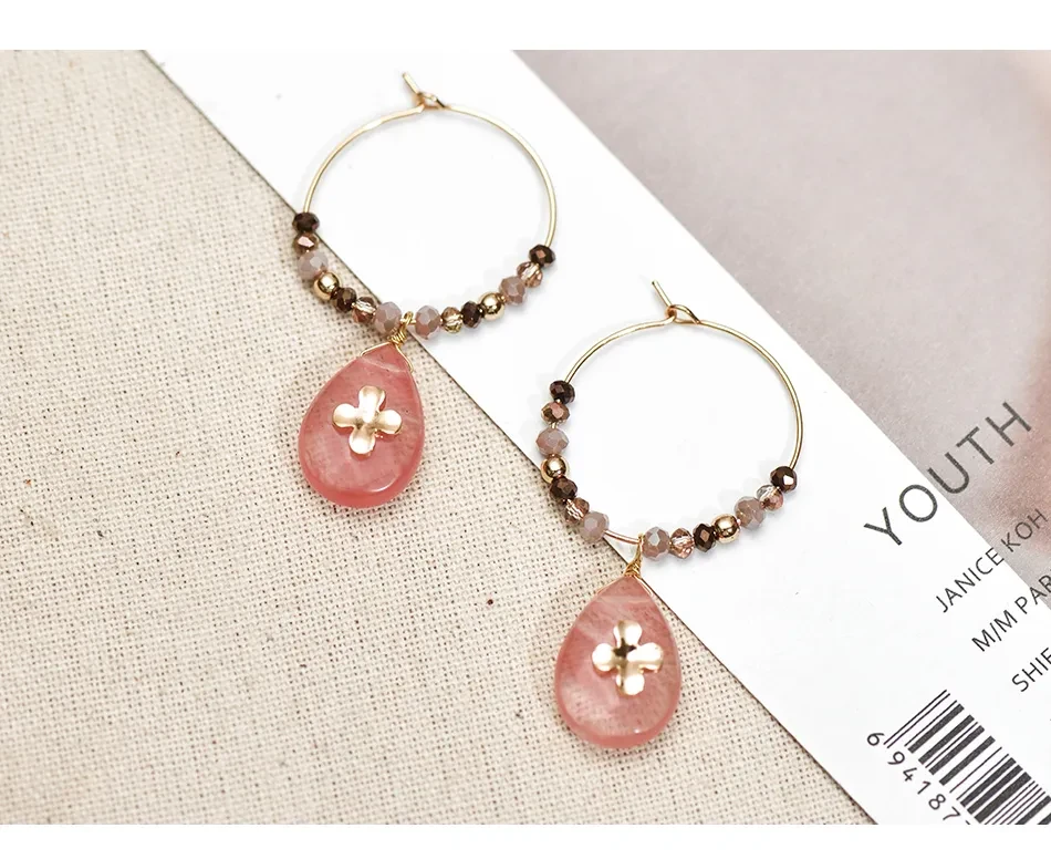 Pendientes de aro de piedra natural para mujer con piedra rosa en forma de gota de agua.