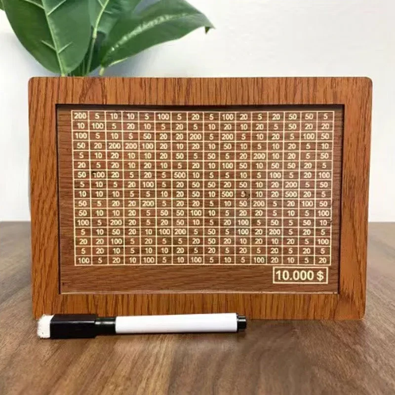 Hucha de madera reutilizable con objetivo de ahorro y números para consultar. Favorece el hábito del ahorro.