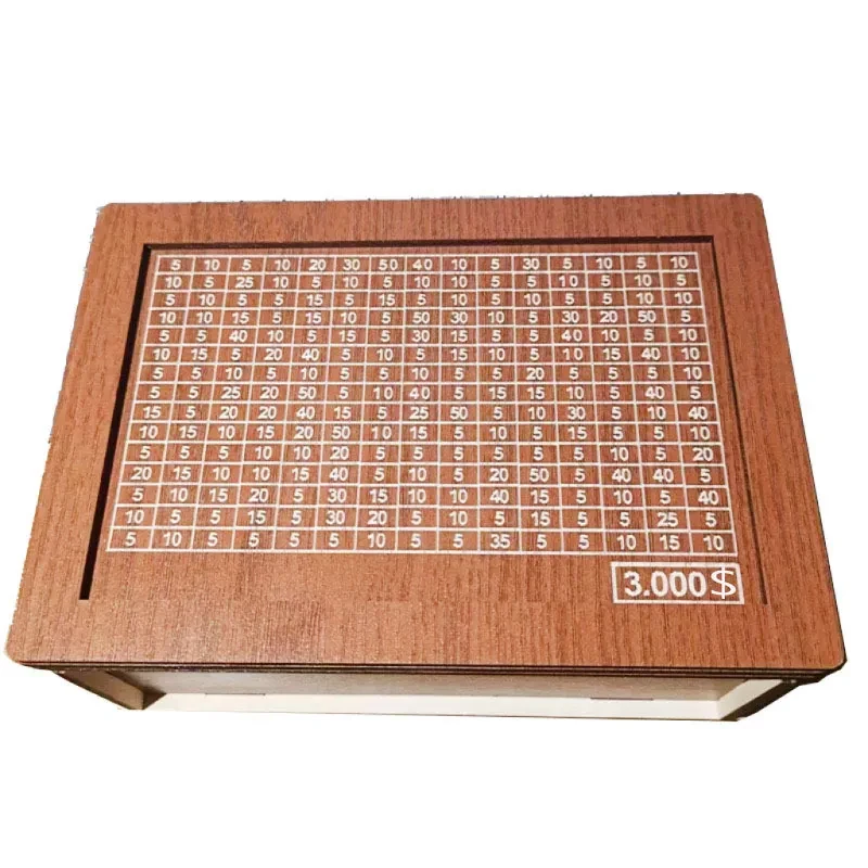Hucha de madera reutilizable con objetivo de ahorro y números para consultar. Favorece el hábito del ahorro.
