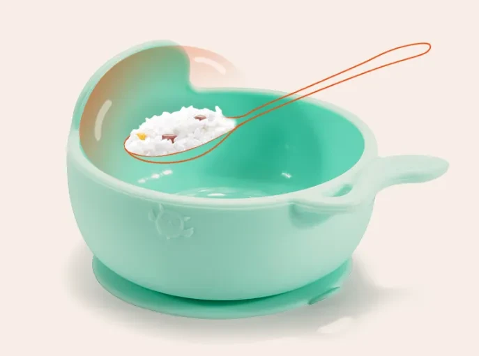 Niños comiendo tazón