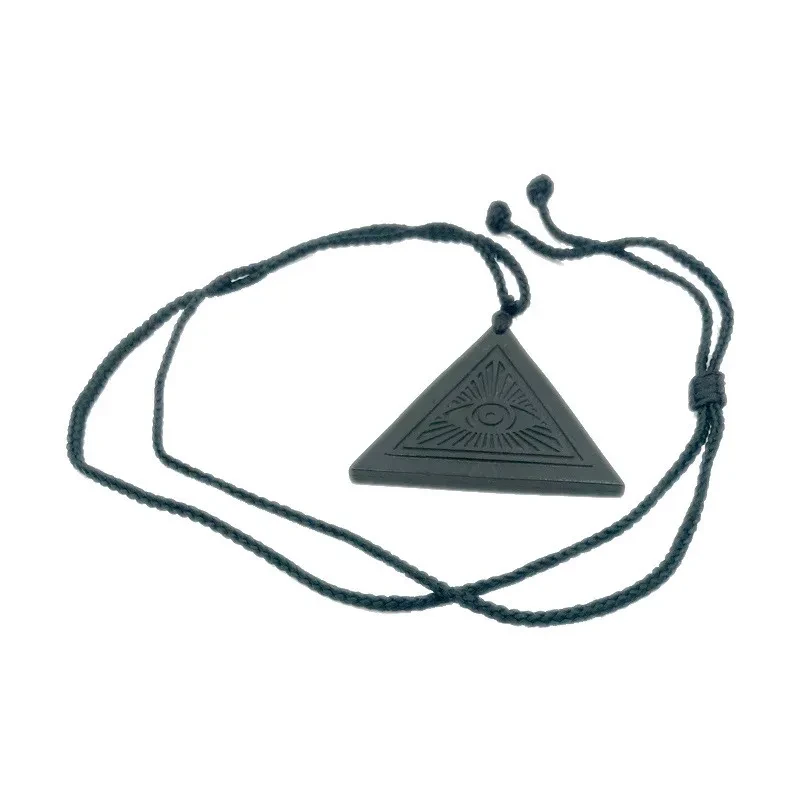 Colgante triangular tallado en piedra tosca