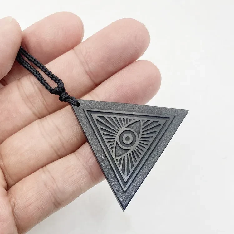 Colgante triangular tallado en piedra tosca
