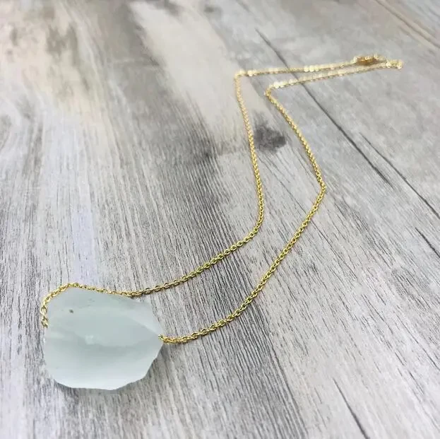 Collar con colgante de piedra de cristal natural irregular