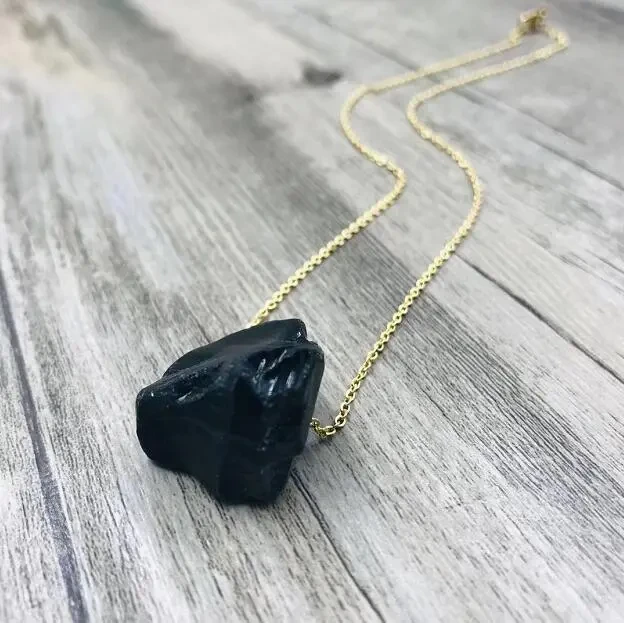 Collar con colgante de piedra de cristal natural irregular