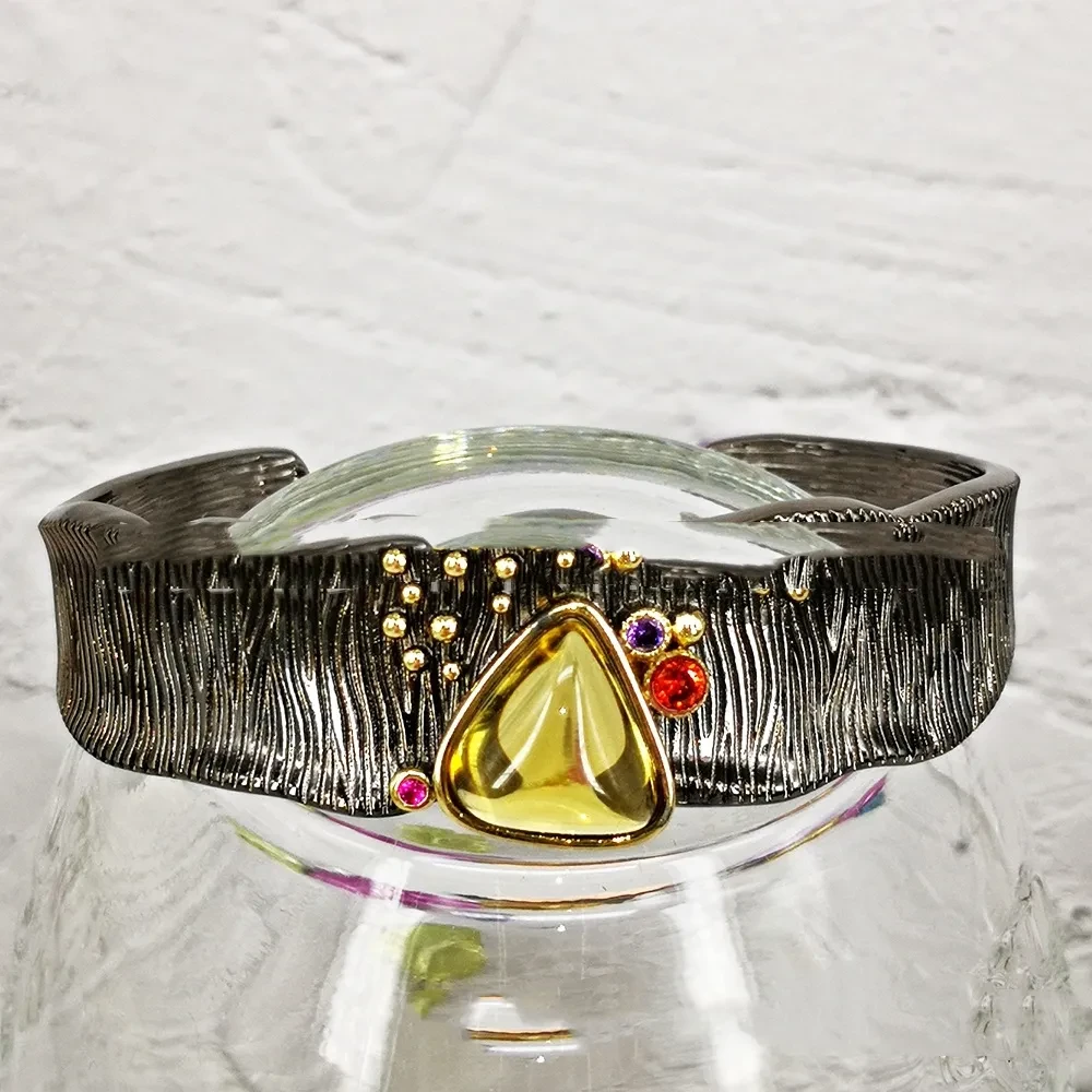 Pulsera de mujer con abertura gruesa y piedra amarilla