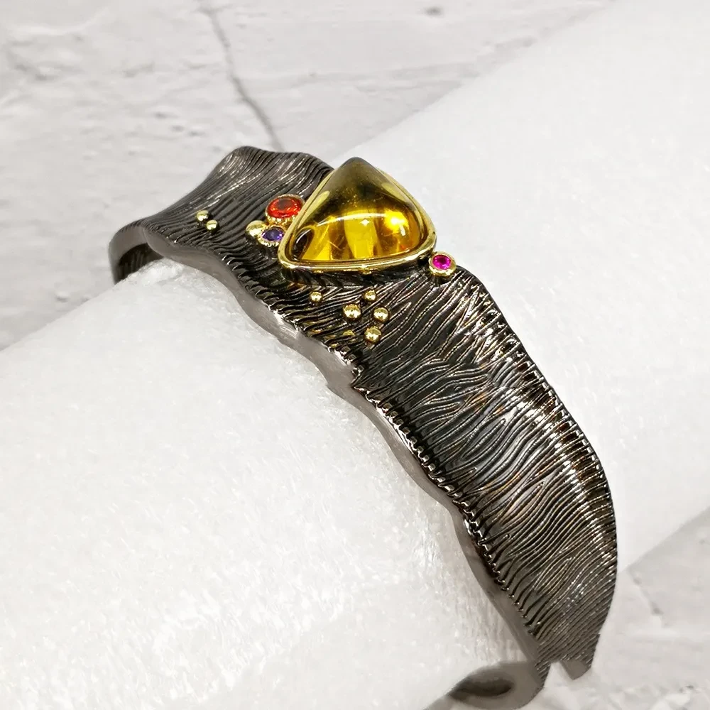 Pulsera de mujer con abertura gruesa y piedra amarilla
