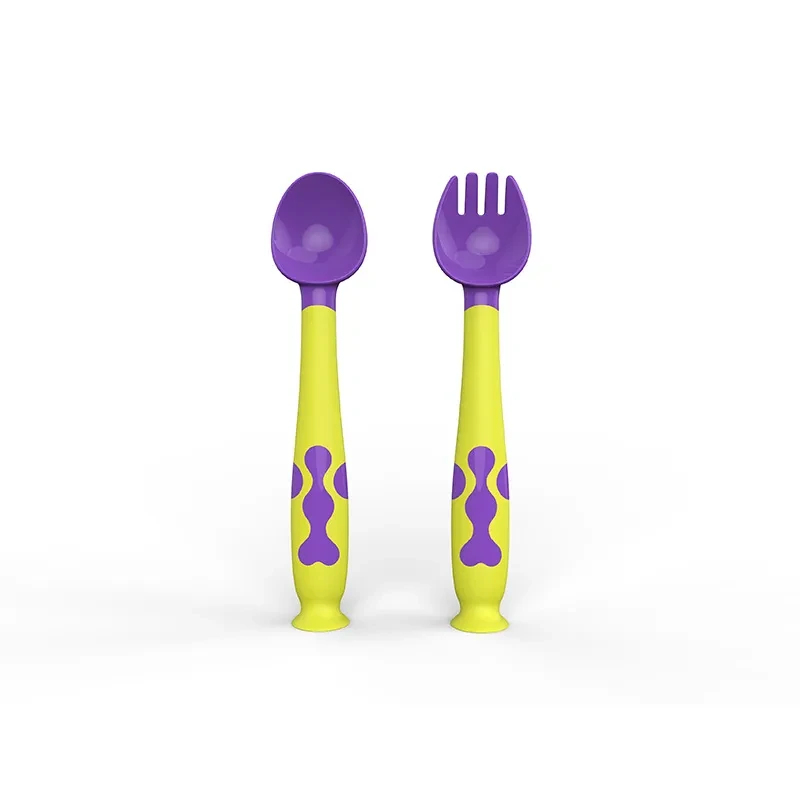 Juego de cuchara y tenedor giratorios de entrenamiento para bebés que aprenden a comer.