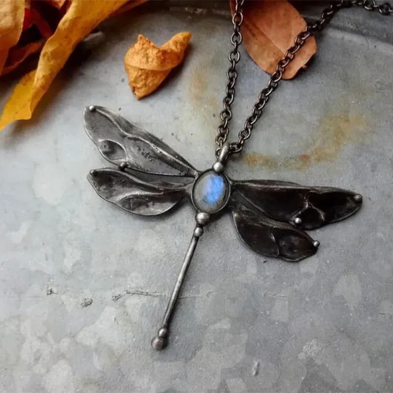 Colgante de aleación de libélula creativa vintage con piedra de luz de luna personalizada