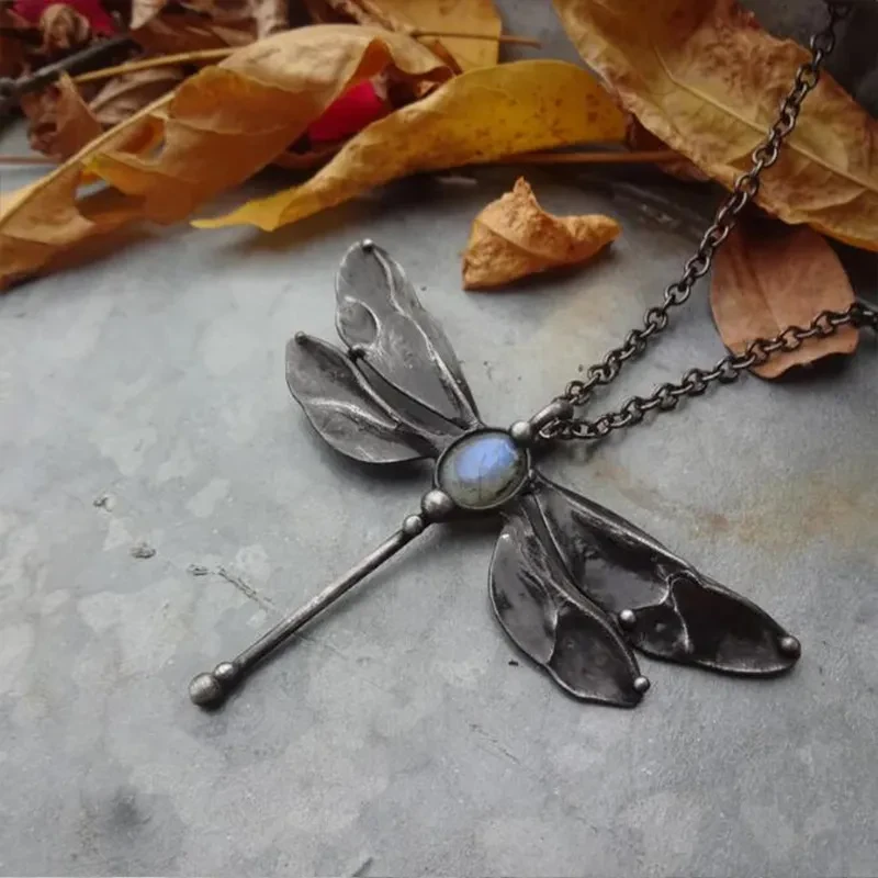 Colgante de aleación de libélula creativa vintage con piedra de luz de luna personalizada