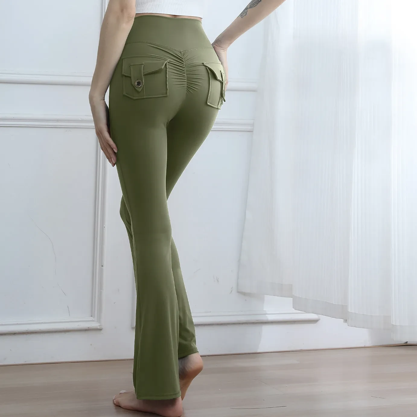 Consigue la combinación perfecta de comodidad y estilo con los pantalones acampanados SEO Yoga Fitness con bolsillos. Diseño ajustado, cintura alta y tejido transpirable para un ajuste favorecedor y cómodo. Disponibles en Nueva Zelanda.