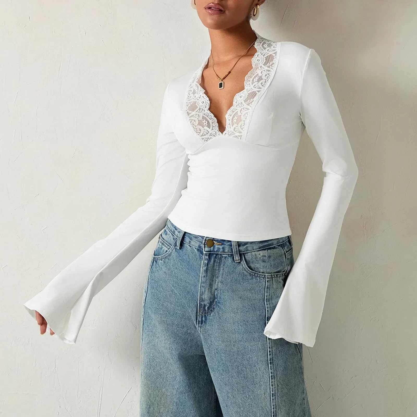 Camiseta de encaje con escote en V ajustado, manga larga, estilo trompeta, para mujer