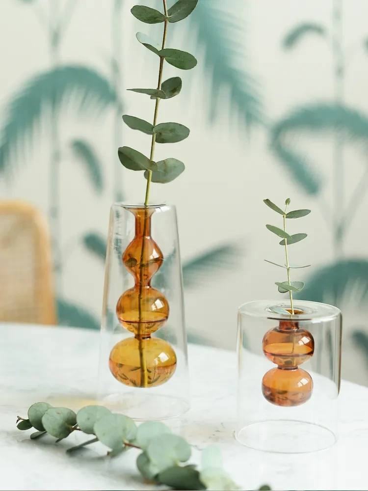 Jarrón de vidrio retro con calabaza y flores hidropónicas