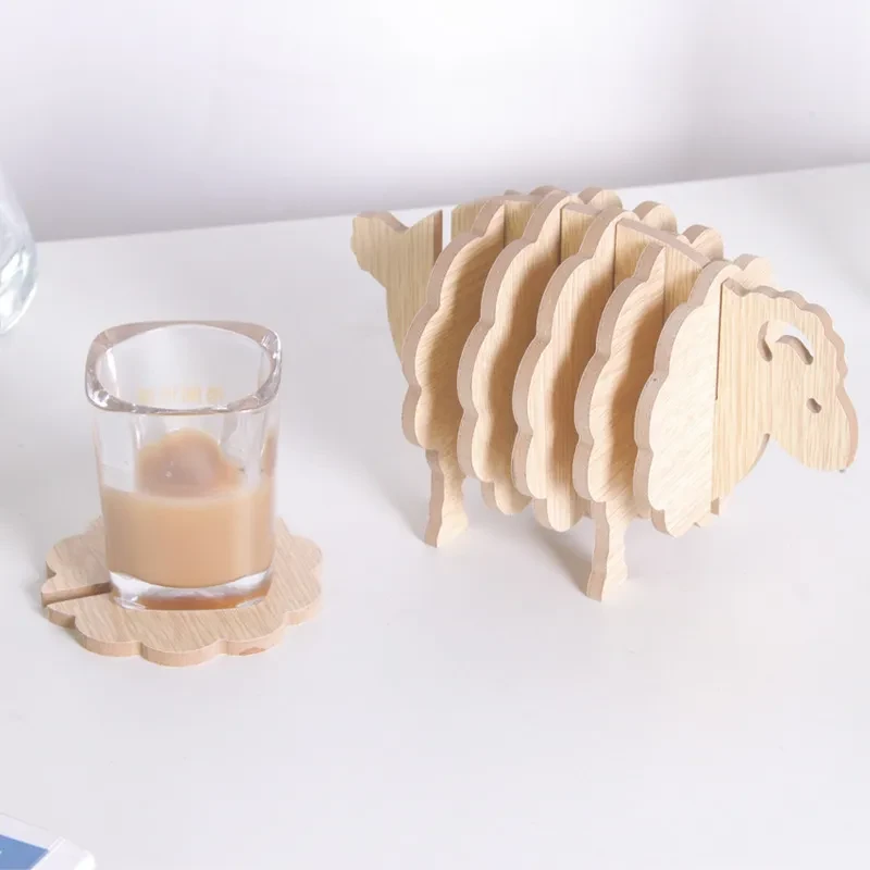 Adornos creativos de posavasos de madera con forma de cordero