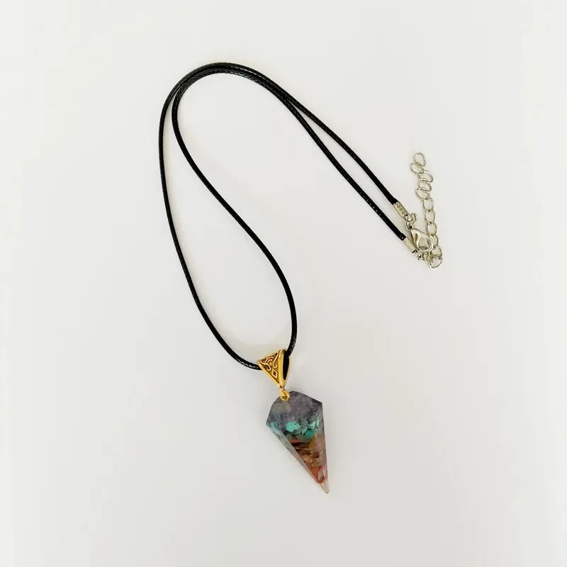 Collar de cono hexagonal de piedra semipreciosa de ágata cristalina de colores