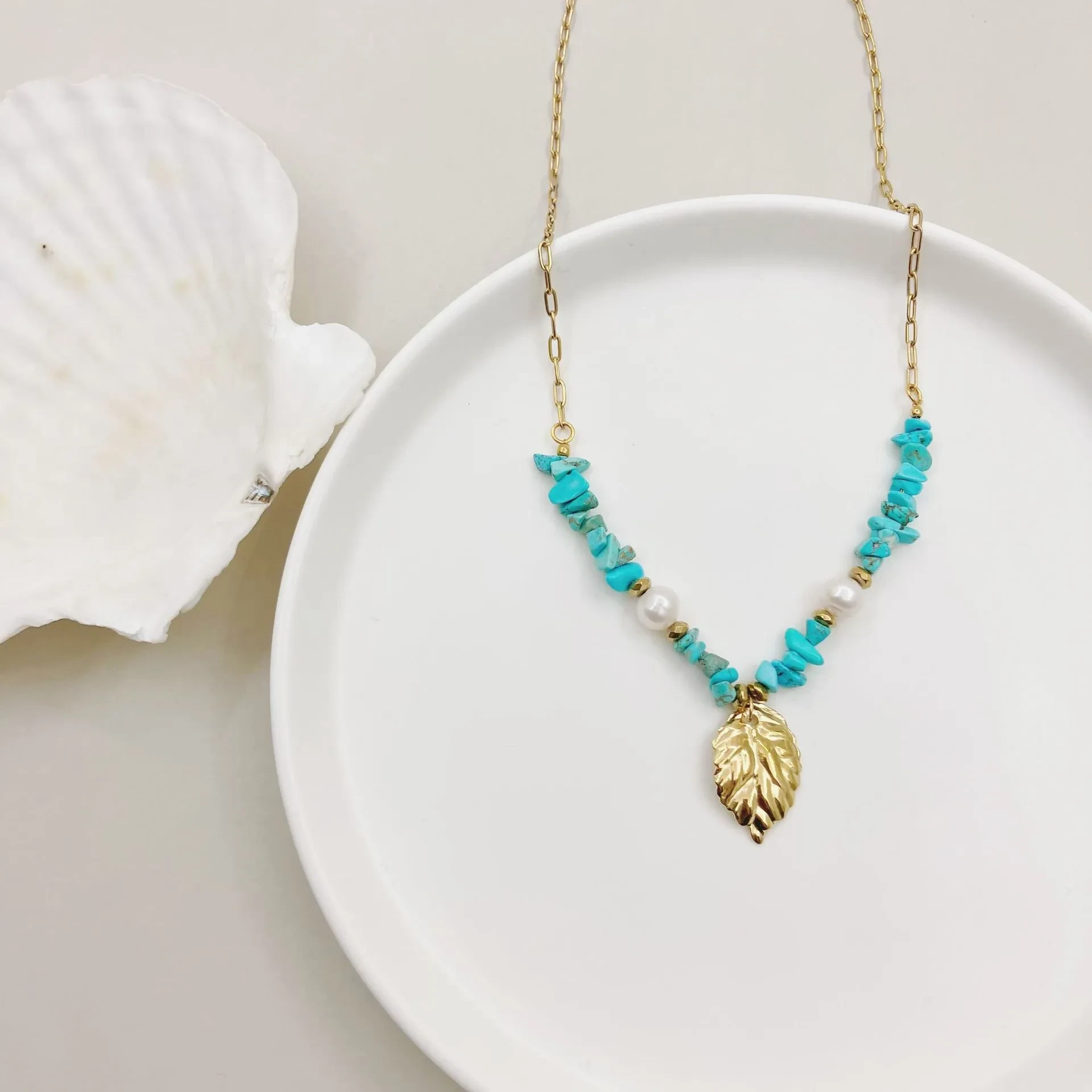 Collar con colgante de hoja de piedra natural azul dorada y perlas de agua dulce
