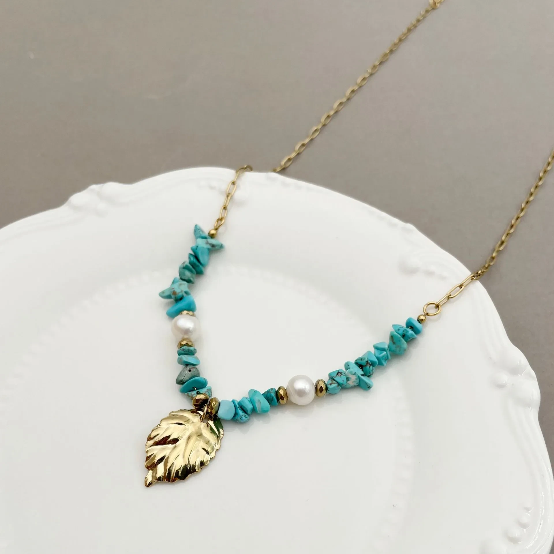 Collar con colgante de hoja de piedra natural azul dorada y perlas de agua dulce
