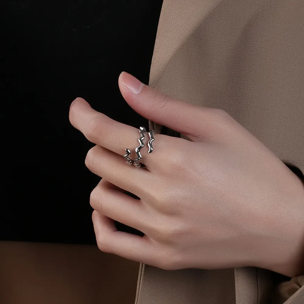 Anillo ajustable con piedra blanca y abertura para mujer con diseño de marea cruzada