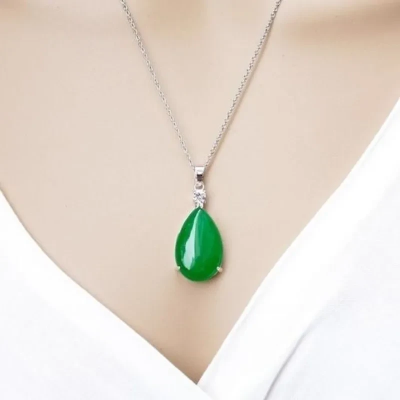 Collar con colgante de gota de agua y piedra de jade con incrustaciones de esmeralda