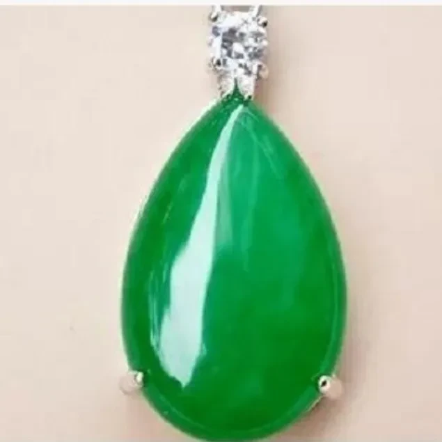 Collar con colgante de gota de agua y piedra de jade con incrustaciones de esmeralda