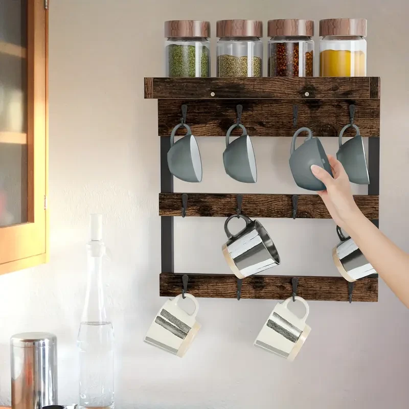 Portavasos de madera con 12 ganchos para colgar en la pared.