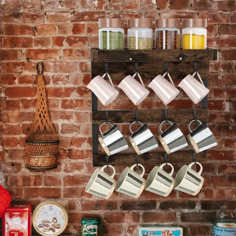 Portavasos de madera con 12 ganchos para colgar en la pared.