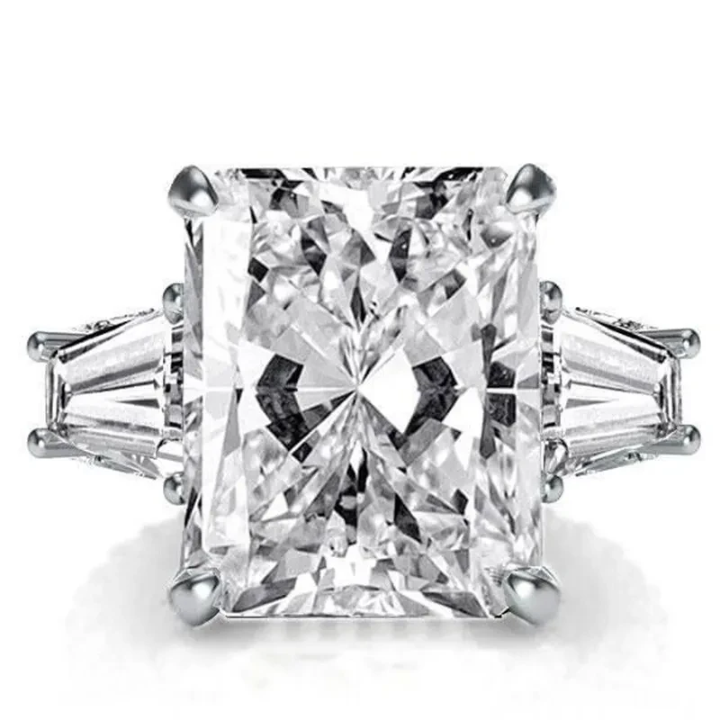Anillo de circonita cuadrada para mujer, de alta gama, para exhibición y venta.