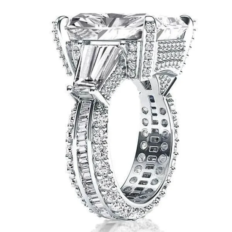 Anillo de circonita cuadrada para mujer, de alta gama, para exhibición y venta.