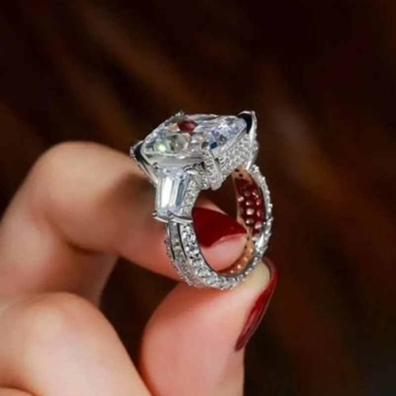 Anillo de circonita cuadrada para mujer, de alta gama, para exhibición y venta.